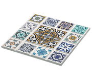 Untersetzer mit buntem Mosaikmuster in Rautenform, perspektivisch von oben fotografiert.