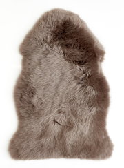 Braunes Schaffell, 85 cm lang, aus der Vogelperspektive fotografiert.