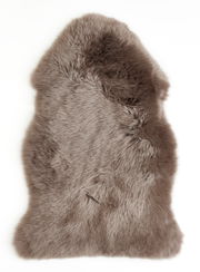 Braunes Schaffell, 85 cm lang, aus der Vogelperspektive fotografiert.