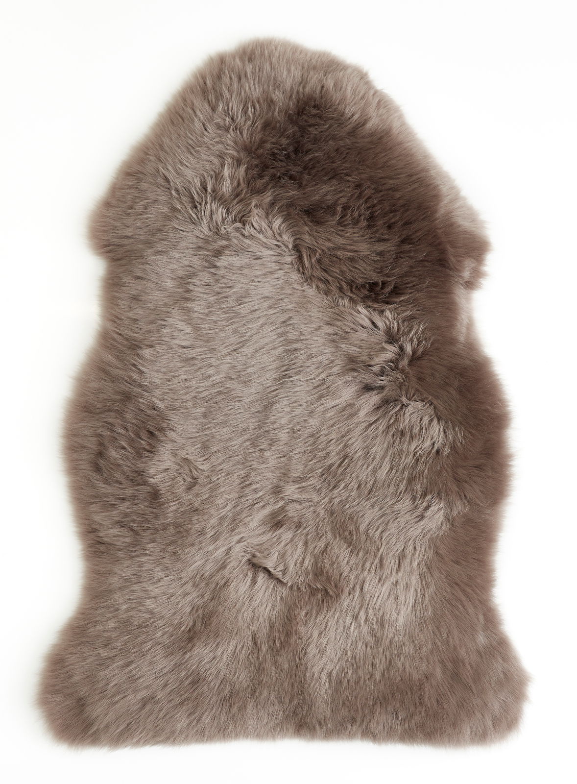 Braunes Schaffell, 85 cm lang, aus der Vogelperspektive fotografiert.