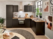Moderne keuken met zwarte kasten en een houten werkblad, koelkast links, gezien vanaf de voorkant.