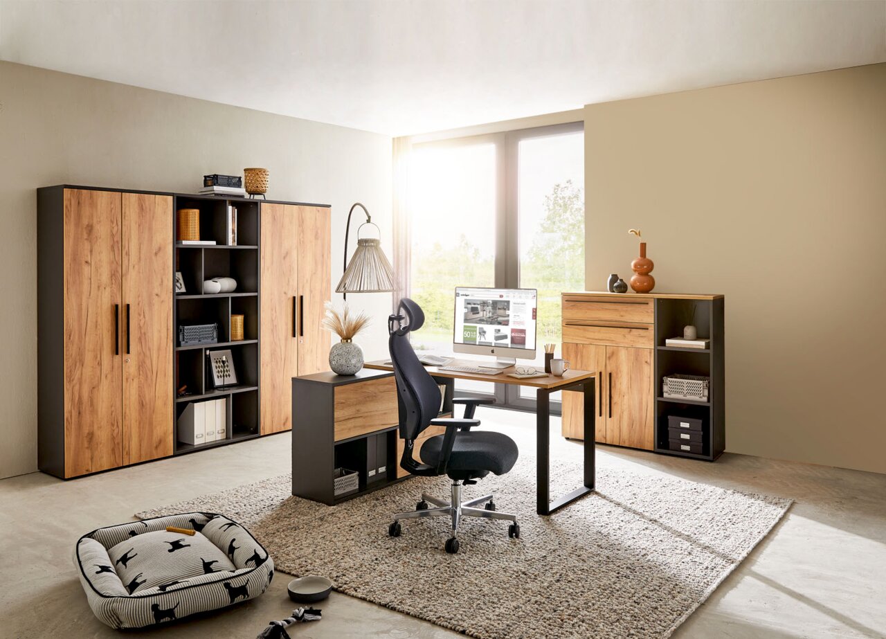 Dieter Knoll Draaistoel-FK PROFI OFFICE Moderner Büroraum mit einem ergonomischen Drehstuhl vor einem Winkelschreibtisch, umgeben von Aktenschränken und Regalen in Holzoptik. Perspektive von vorne.