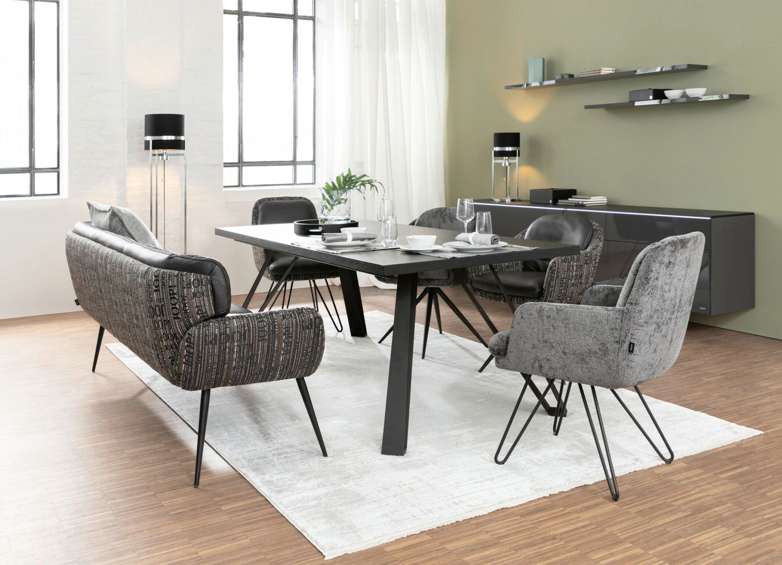 JOOP! Sitzbank CHARACTERS Esszimmer mit modernem Esstisch und Armlehnstühlen in einem stilvollen, hellen Raum. Perspektive von der Seite.