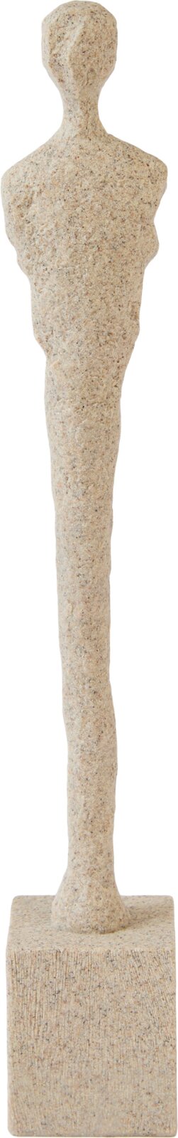 Vooraanzicht van een abstract, langgerekt menselijk beeldhouwwerk in beige natuursteen op een vierkante sokkel