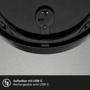Nahaufnahme der Unterseite einer schwarzen Akku-Außenwandleuchte mit USB-C-Anschluss und Ein-/Ausschalter.