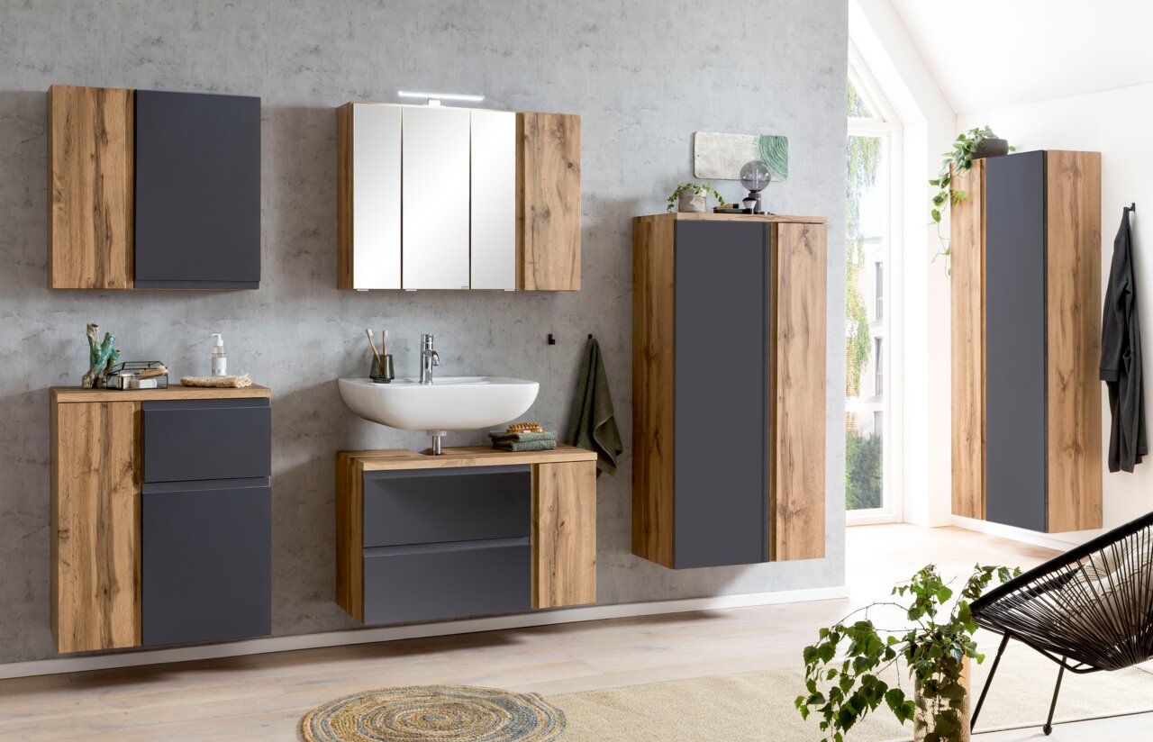 Moderner Midischrank in Holzoptik mit grauen Fronten, seitliche Perspektive im Badezimmer.