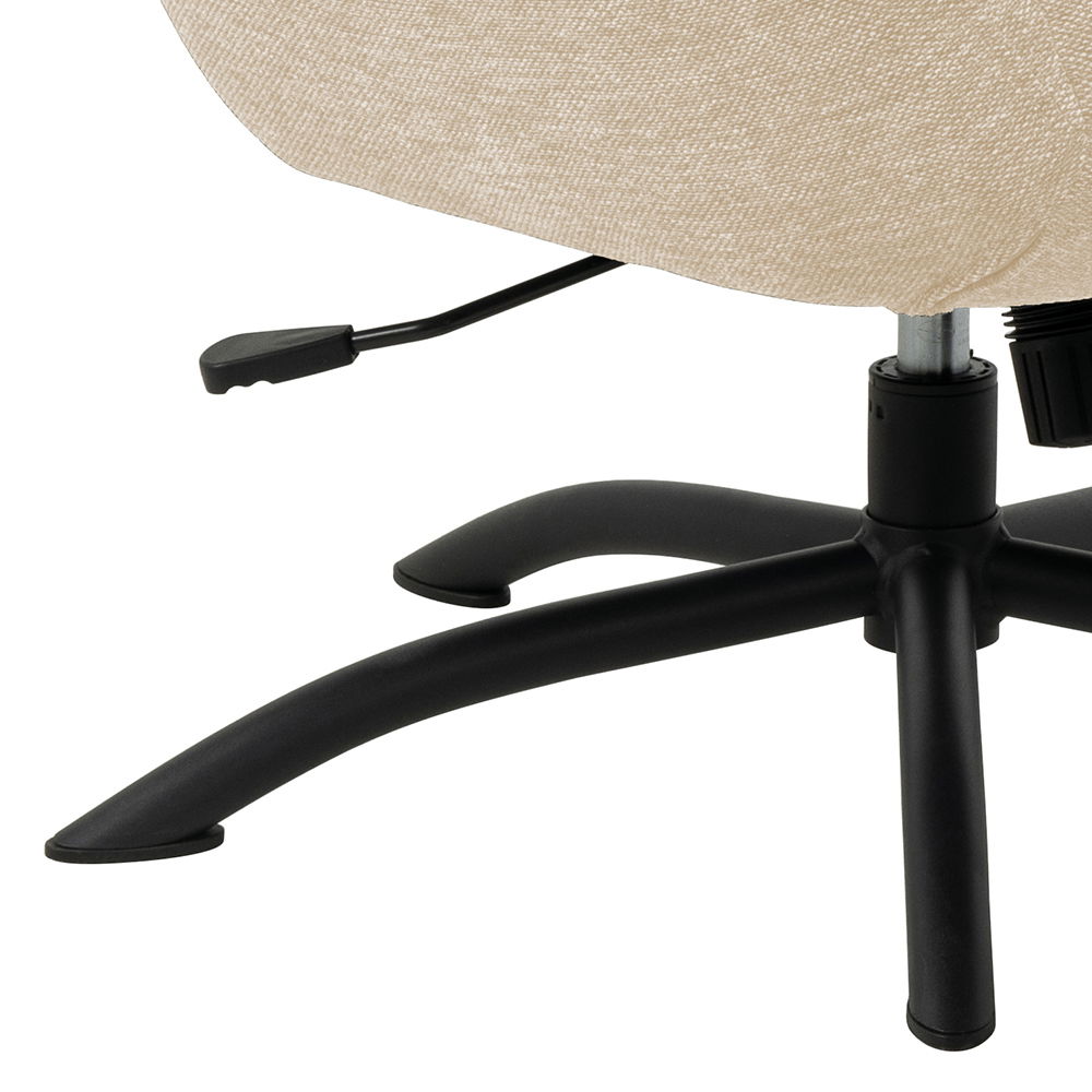 Nahaufnahme eines Loungestuhls mit Hocker, Fokus auf die schwarze Metallbasis und den Hebel zur Höhenverstellung, seitliche Perspektive.