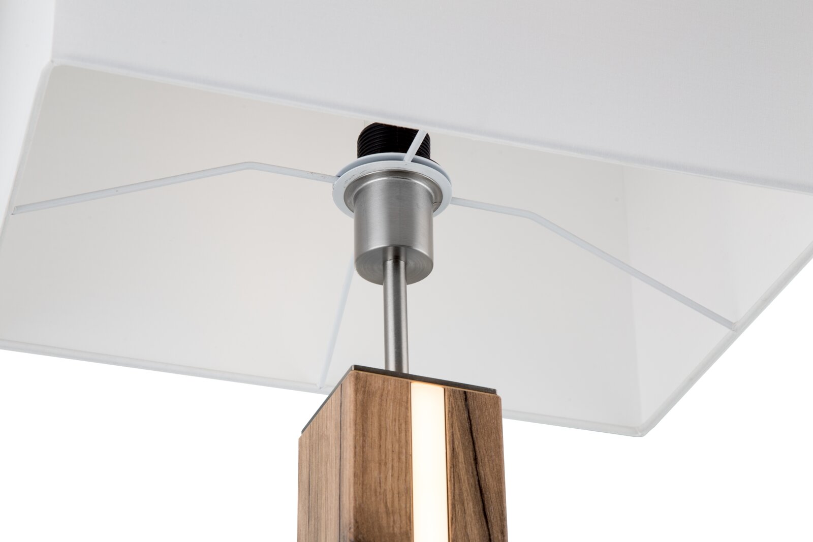 Detailaufnahme einer Tischleuchte: transparenter, quadratischer Lampenschirm mit Metallfassung und Holzfuß, Perspektive von unten nach oben