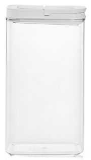 Transparente Vorratsdose mit weißem Deckel, frontal fotografiert