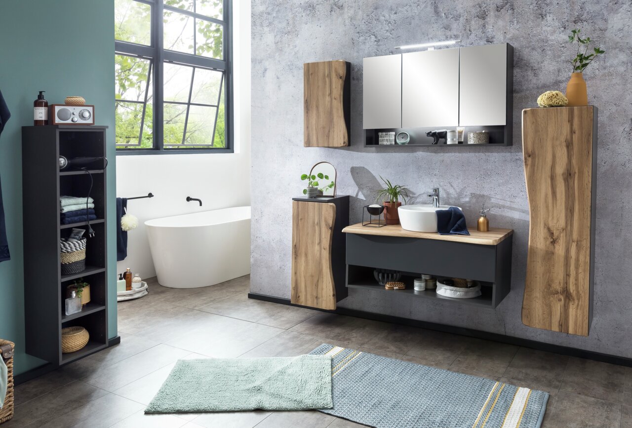 Modernes Badezimmer mit Waschtisch-Set in Holzoptik, Spiegel und freistehender Badewanne, seitliche Perspektive