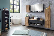 Modernes Badezimmer mit Waschtisch-Set in Holzoptik, Spiegel und freistehender Badewanne, seitliche Perspektive