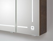 Spiegelschrank mit Holzrahmen und LED-Beleuchtung, seitliche Perspektive