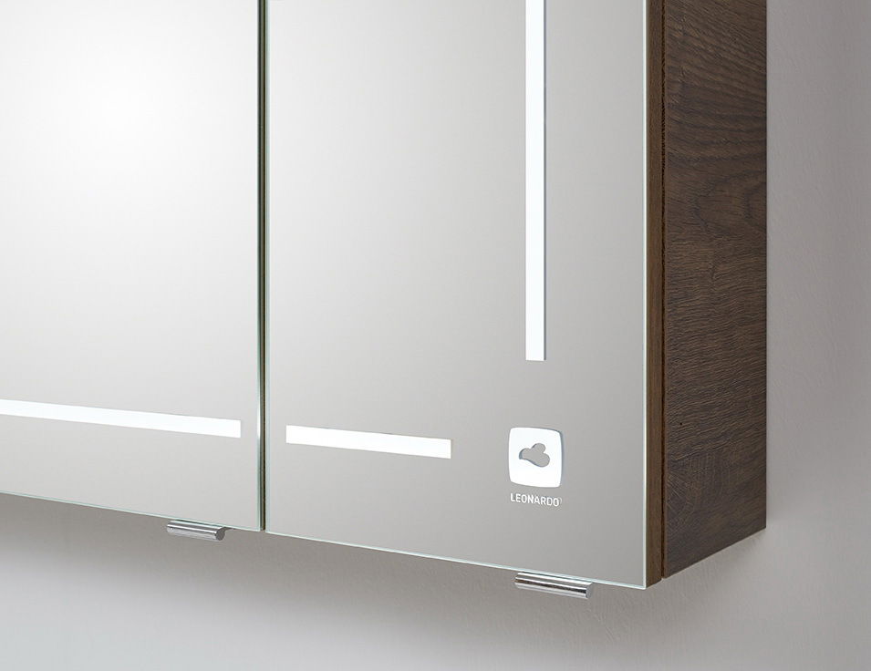 Spiegelschrank mit Holzrahmen und LED-Beleuchtung, seitliche Perspektive