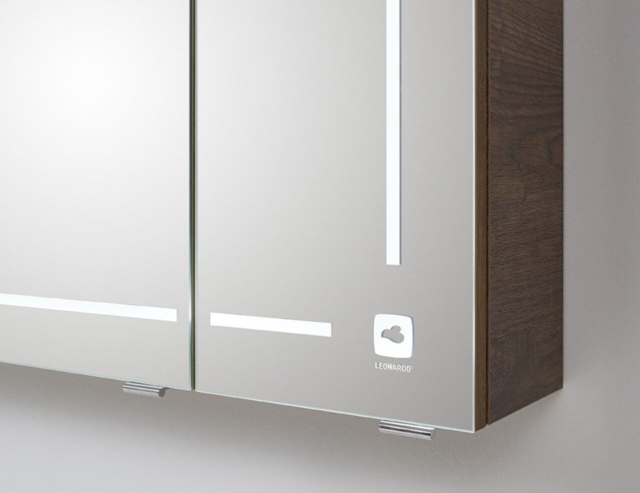 Spiegelschrank mit Holzrahmen und LED-Beleuchtung, seitliche Perspektive