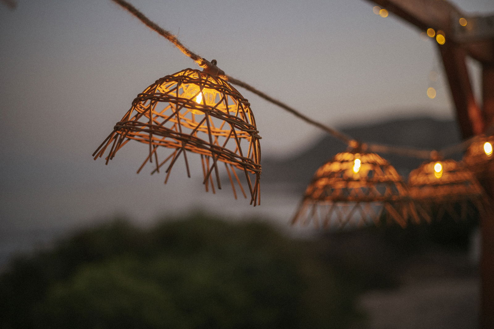 Nahaufnahme einer Outdoor-Solarlichterkette mit warmem Licht in einem natürlichen, abendlichen Ambiente.