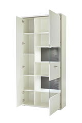 Weiße Kombi-Vitrine mit mehreren offenen Türen, die verschiedene Fächer und Regale zeigen. Perspektive von vorne links.