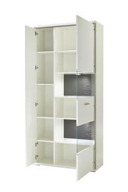 Weiße Kombi-Vitrine mit mehreren offenen Türen, die verschiedene Fächer und Regale zeigen. Perspektive von vorne links.