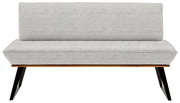 Frontansicht einer modernen Bank mit grauem Stoffbezug und schwarzen Metallbeinen.
