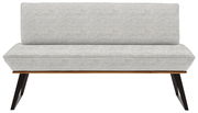 Frontansicht einer modernen Bank mit grauem Stoffbezug und schwarzen Metallbeinen.