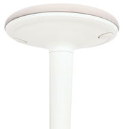 Unteransicht eines weißen Sitzhockers mit rundem, gepolstertem Sitz.