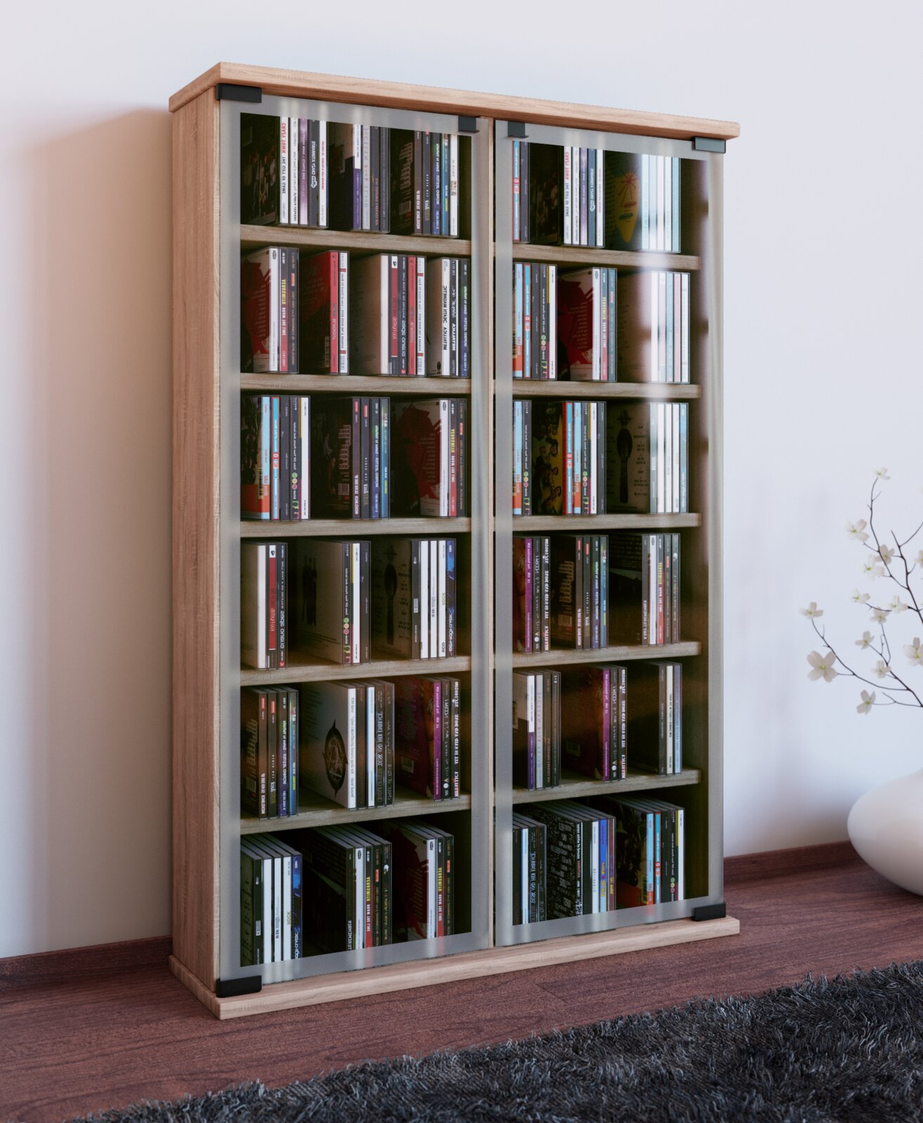 Holzfarbener CD-/DVD-Schrank mit zwei Glas-Schiebetüren und mehreren Regalböden, gefüllt mit CDs, in schräger Vorderansicht im Wohnraum
