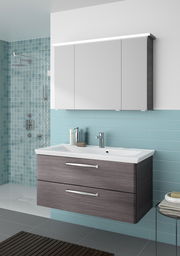 Moderner Badblock mit Waschbecken und Unterschrank in Holzoptik, frontal betrachtet, vor einer Wand mit blauen Fliesen.