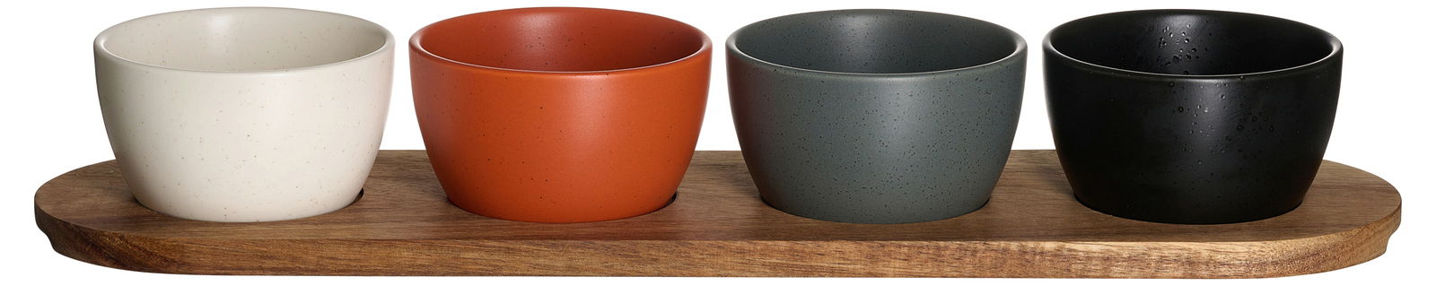 Vier bunte Dipschalen auf einem Holztablett, von vorne betrachtet.