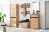 Moderne Garderobeneinrichtung aus Holz mit Schuhschrank, Garderobenbank, Wandgarderobe und Spiegel in einem hellen Raum, seitliche Perspektive.