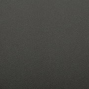 Nahaufnahme in Draufsicht: dunkelgraue, fein genarbte Leder- oder Kunstlederoberfläche mit gleichmäßiger Struktur