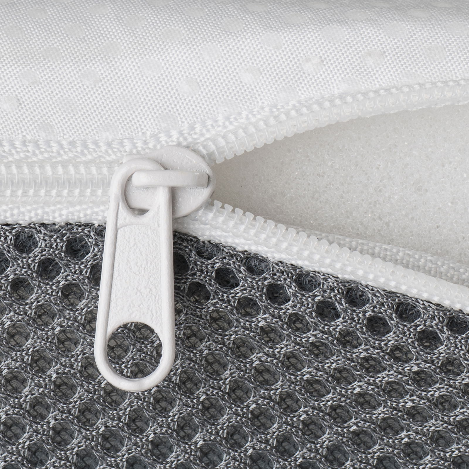 Nahaufnahme eines EaZzzy Toppers mit Reißverschluss und Netzstoff, Perspektive von der Seite