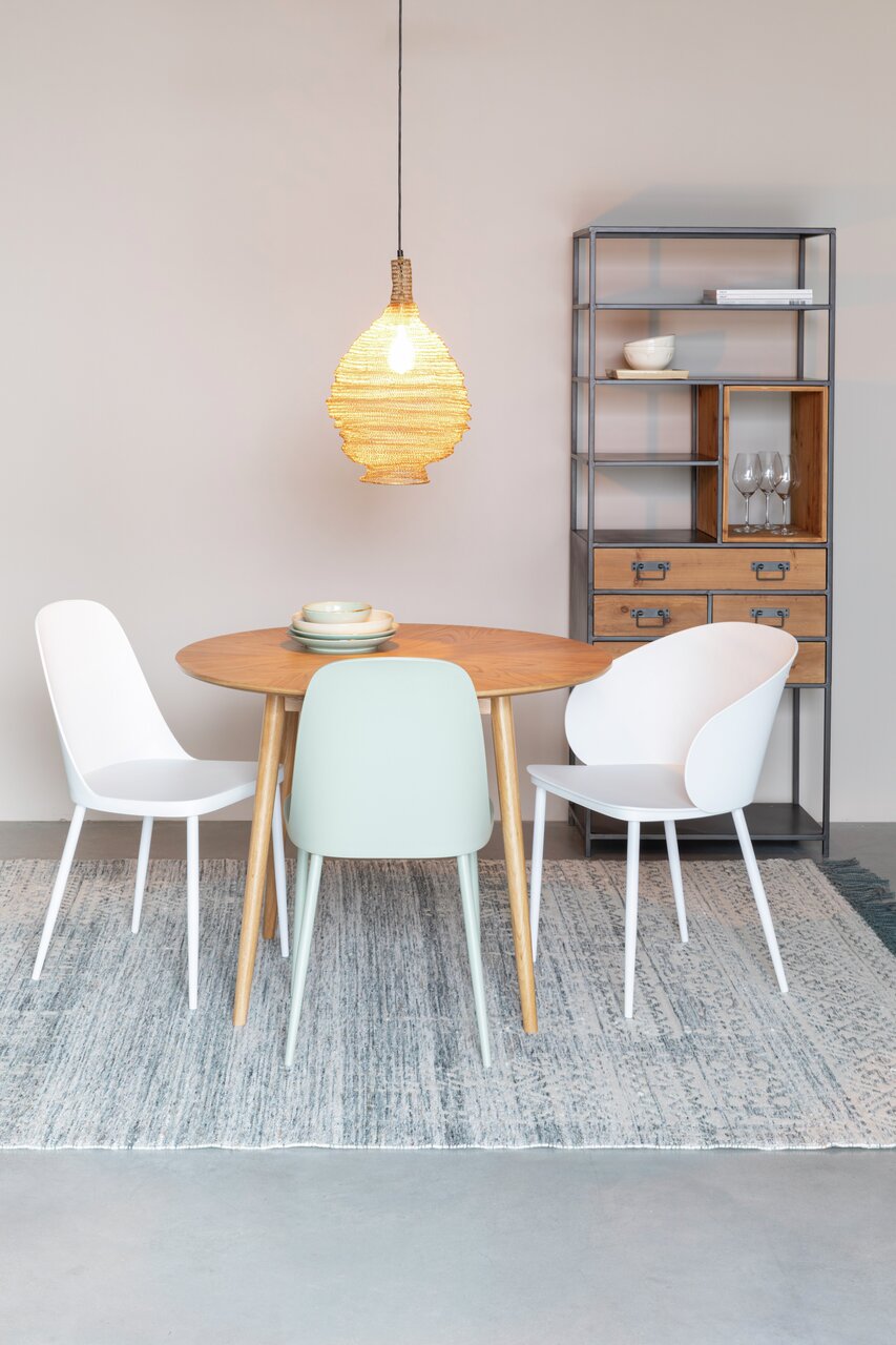 Moderner Esstisch mit runder Holzplatte und drei weißen Stühlen, beleuchtet von einer hängenden Lampe, aus der Frontalperspektive.