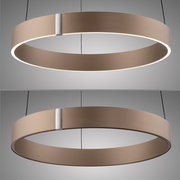 Moderne LED-Pendelleuchte in Ringform, aus braunem Material mit silbernem Akzent, von unten und seitlich betrachtet.