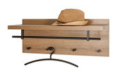 Wandgarderobe aus Holz in Eichenoptik mit Ablage, schwarzer Kleiderstange, vier Haken und einem Bügel; frontale Ansicht leicht von links.