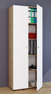 Hoher, schmaler Mehrzweckschrank in Eiche-Optik mit zwei weißen Türen, halb geöffnet und mit Einlegeböden für Ordner und Schuhe, aus frontaler Perspektive leicht schräg von links.