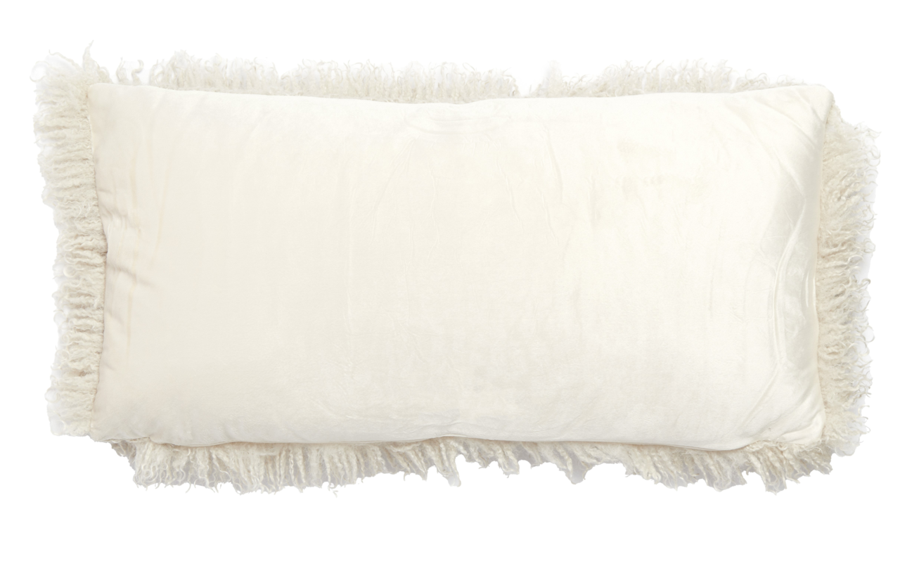 Rechteckiges, cremeweißes Dekokissen mit weichem Stoffbezug und umlaufendem Fransenrand, freigestellt auf weißem Hintergrund, Ansicht von oben (Draufsicht).