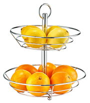 Zweistöckige Obst-Etagere aus Metall mit Orangen und Zitronen, seitliche Perspektive