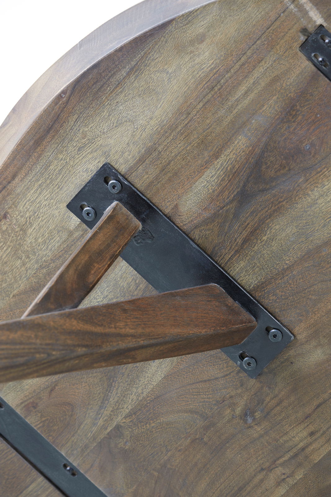 Unteransicht eines runden Esstisches aus Holz mit Metallverstrebungen.