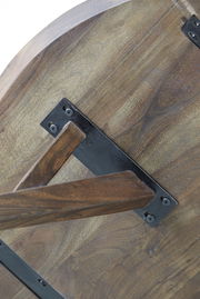 Unteransicht eines runden Esstisches aus Holz mit Metallverstrebungen.