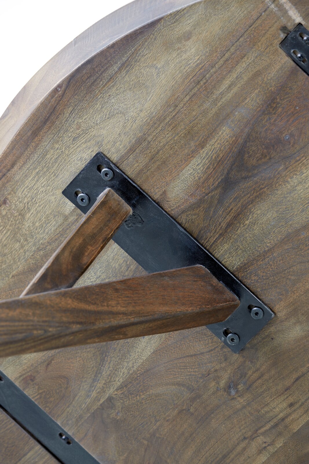Unteransicht eines runden Esstisches aus Holz mit Metallverstrebungen.