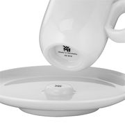 Nahaufnahme einer weißen WMF Espressotasse mit Untertasse, von unten fotografiert, mit dem Aufdruck 'Made in Germany'.