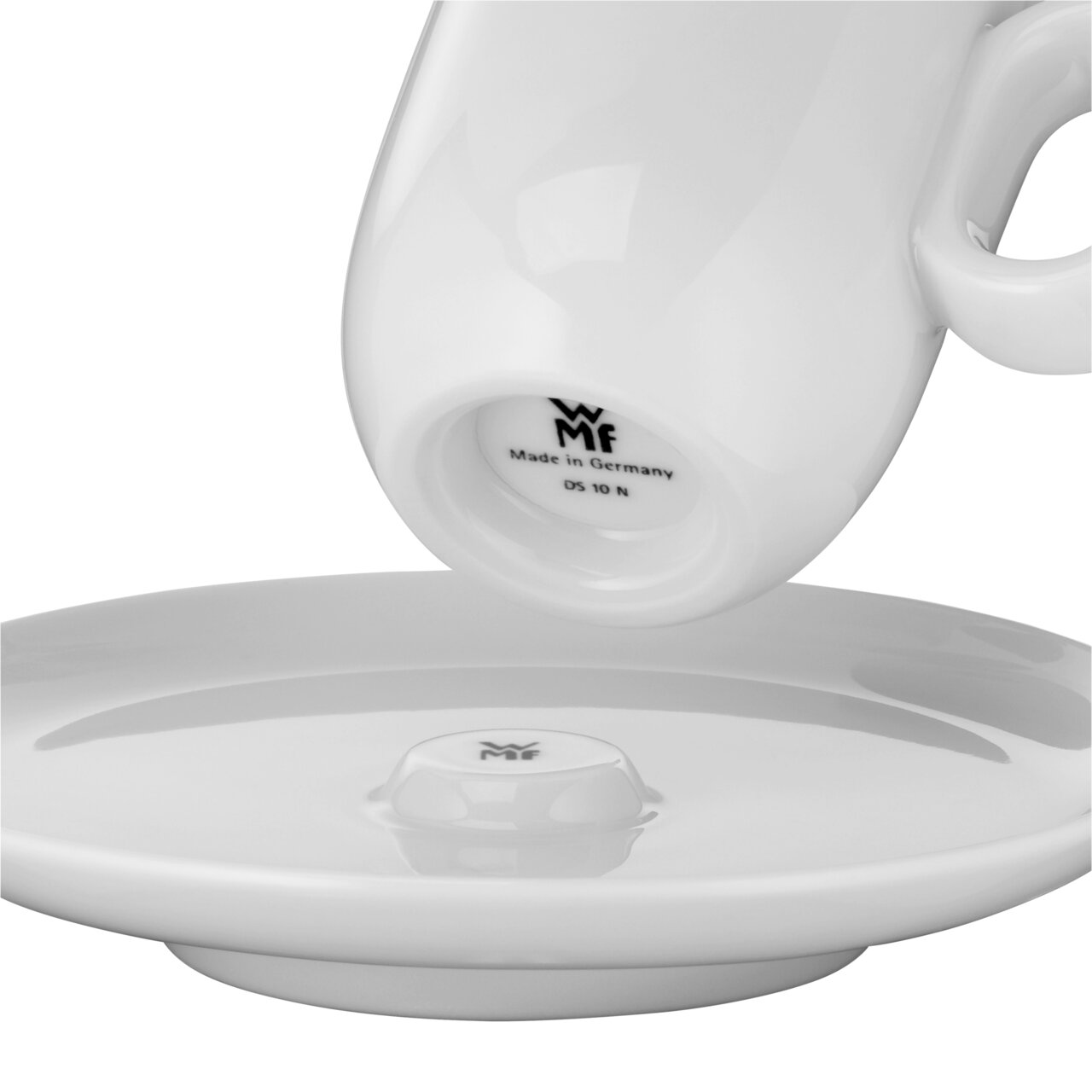 Nahaufnahme einer weißen WMF Espressotasse mit Untertasse, von unten fotografiert, mit dem Aufdruck 'Made in Germany'.