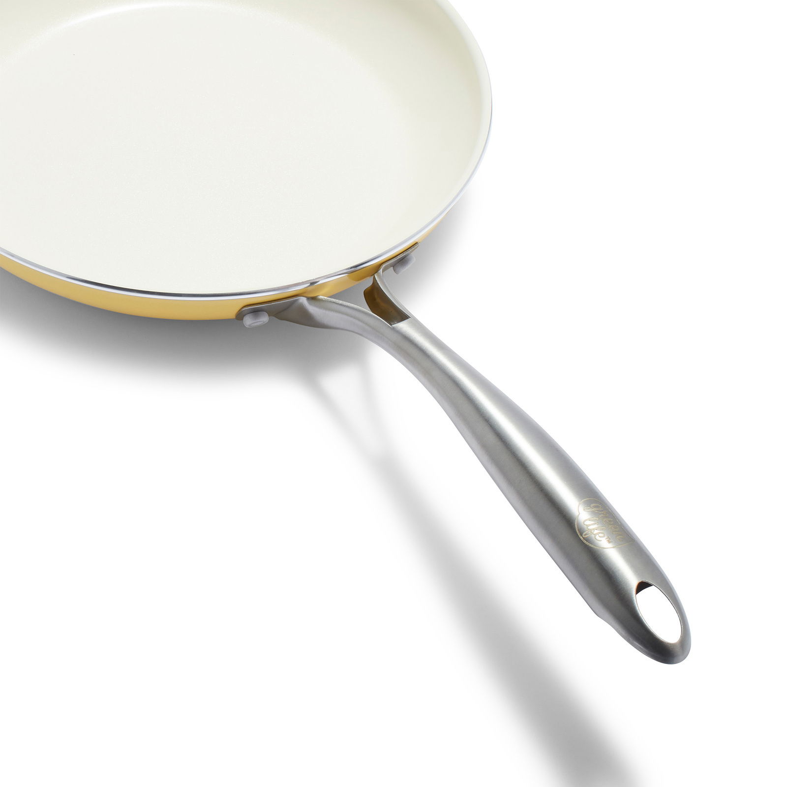 Pfanne mit gelbem Rand und silbernem Griff, seitliche Perspektive