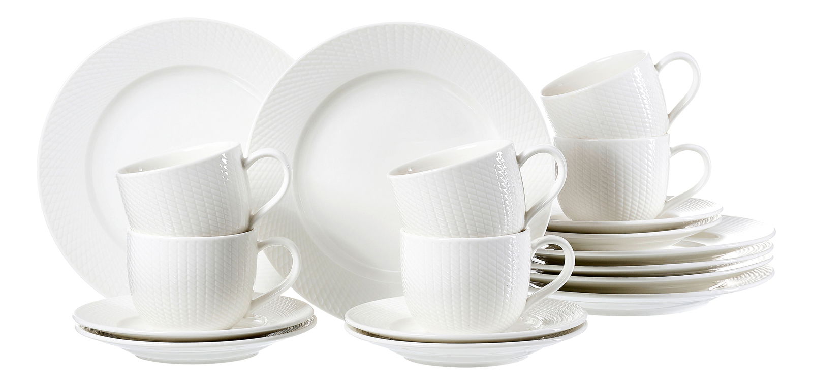 Elegantes 18-teiliges Kaffeeset aus weißem Porzellan mit feinem Rautenmuster, bestehend aus Tassen, Untertassen und Tellern, seitliche Perspektive.