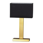 Moderne Tischleuchte PRIME mit rechteckigem, schwarzem Lampenschirm und goldfarbenem Standfuß, Frontalansicht.