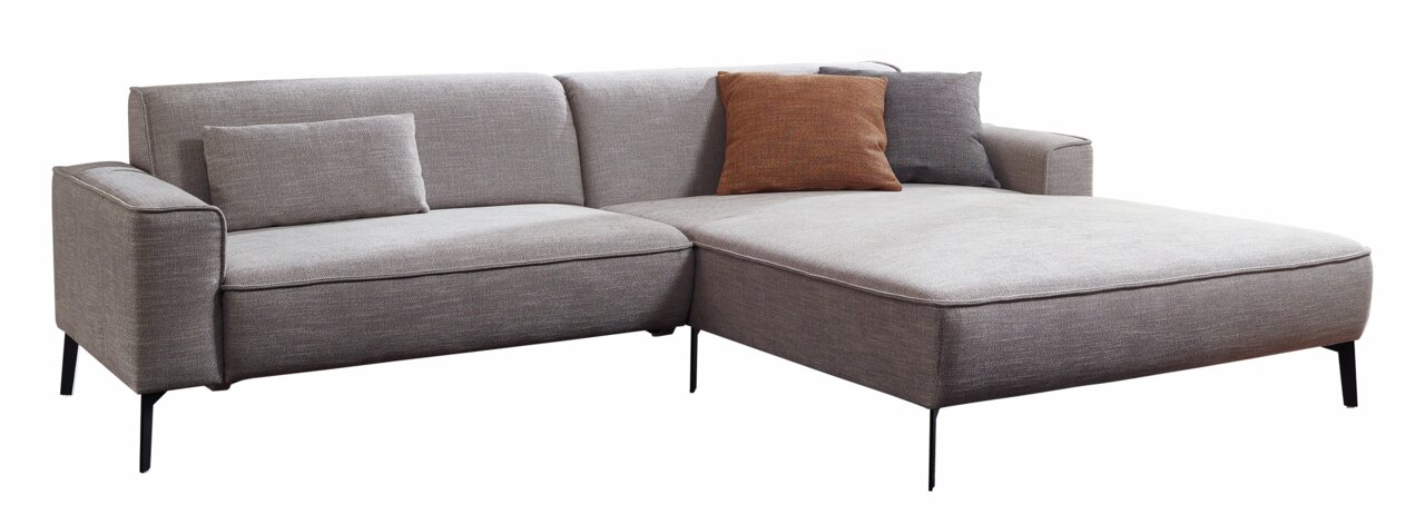 Graue Longchairkombination mit zwei Armlehnen und drei Kissen, seitliche Perspektive