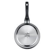 Ansicht von oben auf die Unterseite der Bratpfanne ROMA, 24 cm, mit schwarzem Griff und Edelstahlboden.