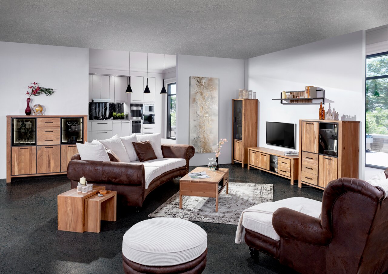 Wohnzimmer mit modernen Holzmöbeln, darunter ein Sideboard, ein Lowboard und ein Couchtisch, aus einer frontalen Perspektive.