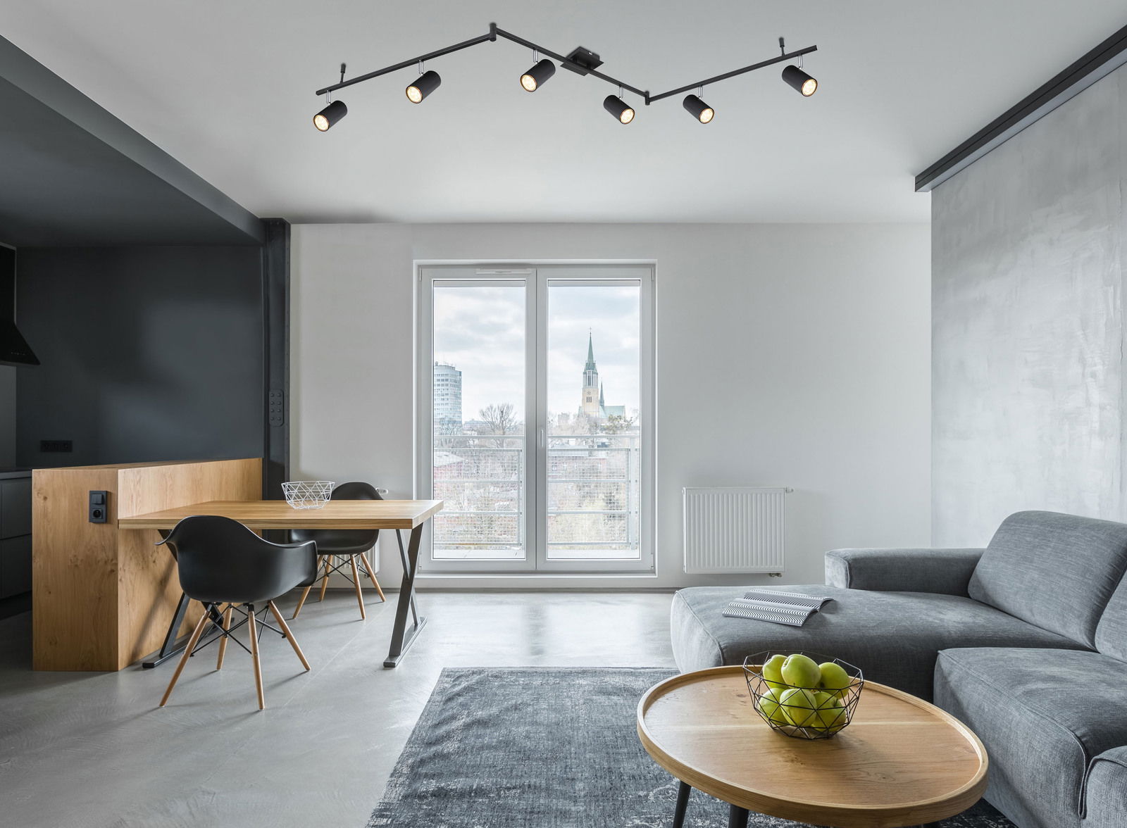 Globo Lighting Strahler ROBBY Moderner schwarzer Deckenstrahler mit sechs verstellbaren Spots in einem stilvollen Wohnzimmer, seitliche Perspektive.