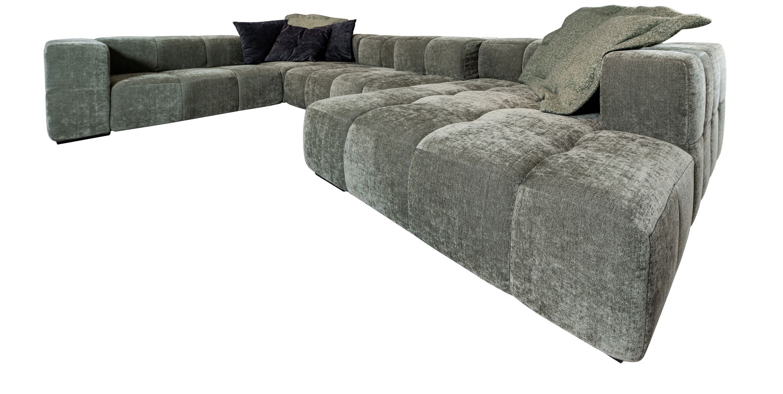 Große, moderne Polsterrundecke in U-Form mit grüner Textur, aus der Perspektive von vorne rechts fotografiert. Inklusive dekorativer Kissen.