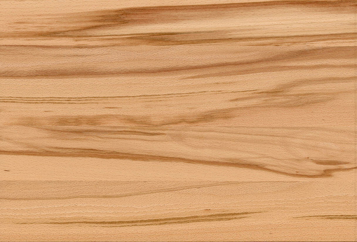 Nahaufnahme einer Holzoberfläche mit natürlicher Maserung in warmen Brauntönen.